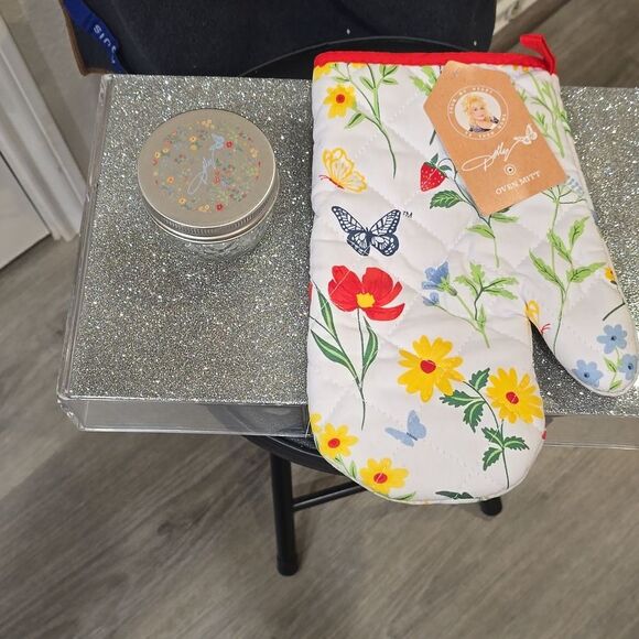 Dolly Parton Floral Strawberries Oven Mitt & Glass Jar Set - Picture 11 of 13